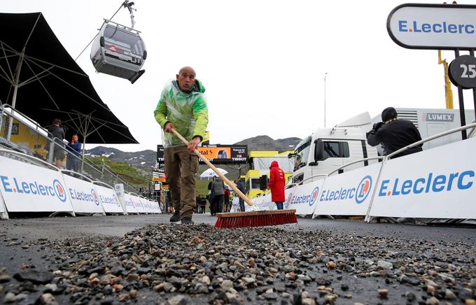 In če so razplet Gira krojili človeški dejavniki, je veliki finale letošnje Dirke po Franciji ukrojilo vreme. Prireditelji so morali zaradi hudega naliva s točo prekiniti že 19. etapo Toura, zaradi posledic neurij in napovedi novih neviht pa so močno skrajšali tudi predzadnjo, 20. etapo. Kolesarji so namesto prvotnih 130 kilometrov od Albertvilla do Val Thorensa odpeljali zgolj 59,5 kilometra, pri tem pa so v vodo padli načrti marsikaterega kolesarja, ki se je želel vmešati v boj za skupno zmago. Na koncu je etapo najhitreje odpeljal Italijan Vincenzo Nibali, rumeno majico vodilnega pa je obdržal 22-letni Kolumbijec Egan Bernal in s tem zakoličil tudi skupno zmago. | Foto: Reuters