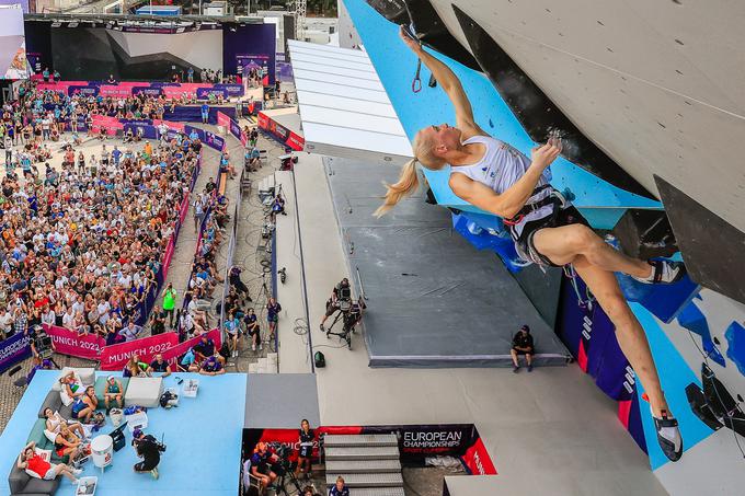 Janja Garnbret je na evropskem prvenstvu v Münchnu pokorila konkurenco in osvojila kar tri zlate medalje. Postala je evropska prvakinja v težavnostnem plezanju, balvanskem plezanju ter olimpijski kombinaciji balvani-težavnost, ki bo na sporedu na OI 2024 v Parizu. Pisala je zgodovino in kot prva plezalka na istem evropskem prvenstvu osvojila tri naslove. Za popoln slovenski dan v Münchnu je z drugim mestom v kombinaciji poskrbela Mia Krampl. | Foto: Dimitris Tosidis/IFSC