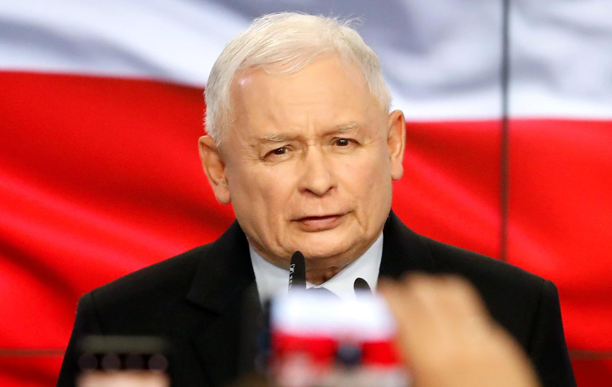 Jaroslaw Kaczynski | "Ohraniti moramo svojo verodostojnost in zagotoviti, da nihče na Poljskem ne dvomi, da je to, kar počnemo, dobro, resnično in odgovorno. Nadzorujemo javne finance, radikalno smo izboljšali njihovo stanje in to se bo nadaljevalo, če bomo vladali", je po zmagi dejal predsednik stranke Pravičnost in mir Jaroslaw Kaczynski. | Foto Reuters