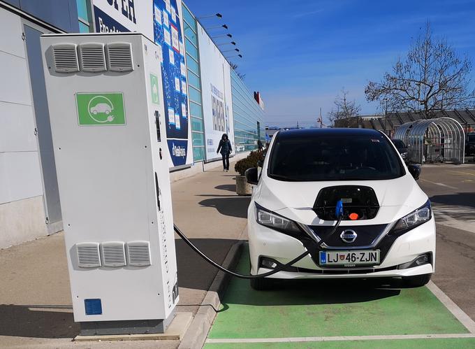 Polnilnih mest je vse več, sredi Ljubljane je pred trgovskim centrom na voljo tudi brezplačna hitra polnilnica DC (50 kW). | Foto: Gregor Pavšič