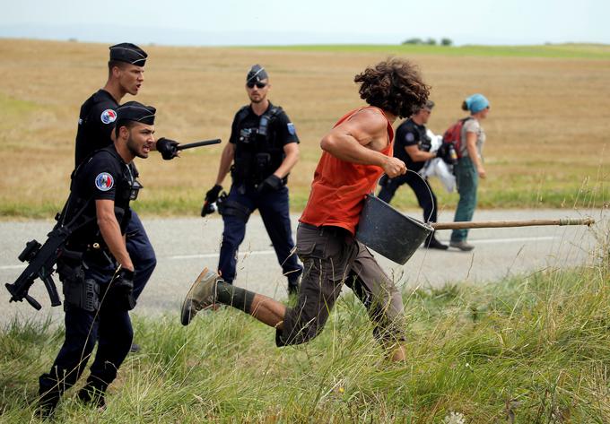 Protestniki so policiji povzročali preglavice. | Foto: Reuters