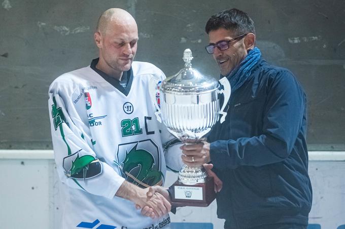 Matjaž Rakovec je takole predal pokal kapetanu Žigi Svetetu, ki je tokrat nadomeščal poškodovanega Aleša Mušiča. | Foto: Grega Valančič/Sportida