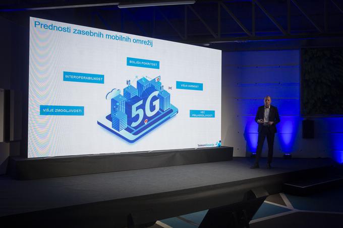 Vodja digitalne infrastrukture pri Telekomu Slovenije Kristijan Melinc je izpostavil najpomembnejše prednosti zasebnih mobilnih omrežij 5G Telekoma Slovenije. | Foto: Bojan Puhek