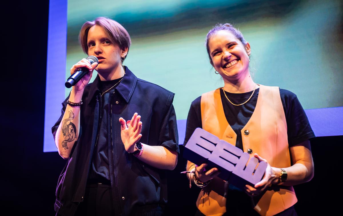 freekind. MME |  Sara Ester Gredelj in Nina Korošak Serčič ob prejemu nagrade MME. | Foto Niels Knelis