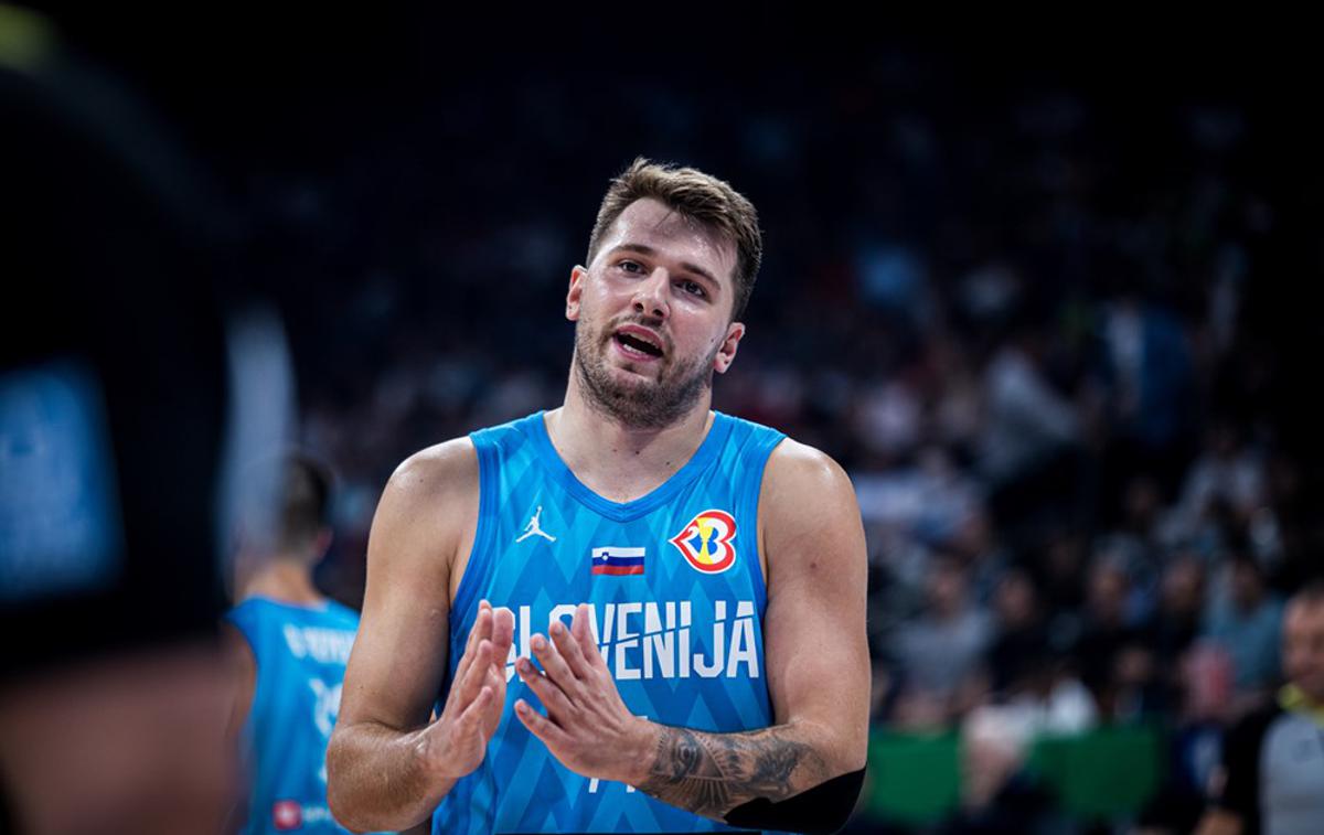 Luka Dončić | Kapetan Luka Dončić je moral s soigralci priznati poraz. V zadnji četrtini je bil z dvema tehničnima napakama izkjučen. | Foto FIBA