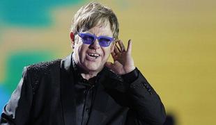 Neverjetno: Elton John najel hotelsko sobo za svoja očala