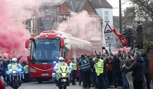 Incident v Manchestru: poškodovali avtobus z igralci Liverpoola