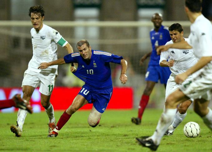 Zinedine Zidane v dvoboju z Miranom Pavlinom za Bežigradom v Ljubljani 10. septembra 2003. | Foto: Reuters