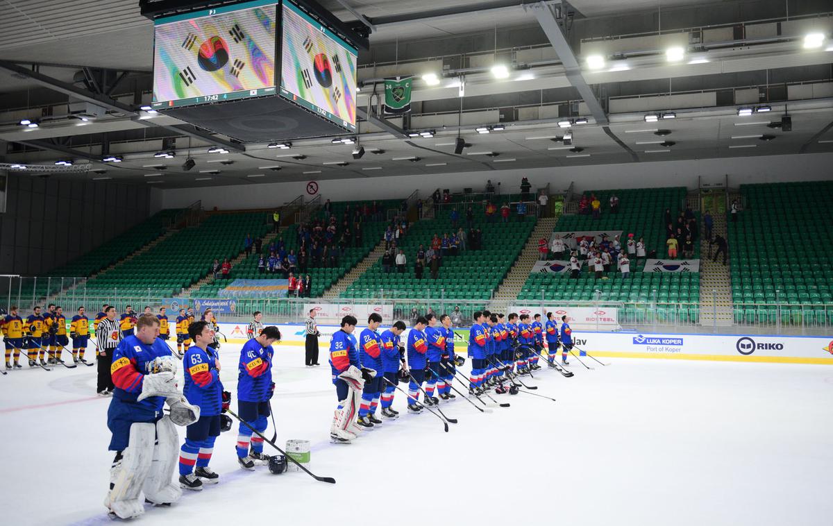 Južna Koreja Matt Dalton hokej | Reprezentanca Južne Koreje je bila na svetovnem prvenstvu drugega razreda v Tivoliju daleč od tiste, ki so jo zgradili za domače olimpijske igre. "Nismo več ista ekipa," pravi edini preostali naturalizirani član azijske zasedbe, na katero je v zadnjih dveh letih močno vplival covid-19, vratar Matt Dalton. | Foto Martin Metelko/HZS