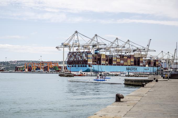 "Smo mlado logistično podjetje, nastalo na bogatih izkušnjah posameznikov z vseh področij logistike. Nastanjeni smo v Kopru, kar nam omogoča odlično izhodiščno točko za mednarodne pošiljke v uvozu in izvozu, saj je Luka Koper okno v svet za celotno srednjo in vzhodno Evropo. Dnevno sodelujemo z luško skupnostjo in carinsko upravo RS, kajti to je ključno za nemoteno delovanje in hitro opravljanje logističnih izzivov ter tako pridobivanje zaupanje stranke. Naš cilj je optimizirati logistični proces in zagotoviti stranki dobro storitev – fleksibilnost, odzivnost, točnost, informiranost ... Skratka, zanesljiv servis na najvišjem nivoju in brez nenapovedanih stroškov," je podjetje Tok2 opisalo del svojega poslanstva na spletni strani. | Foto: Ana Kovač