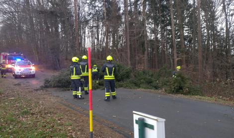 Arso izdal oranžno opozorilo: močan veter podira drevesa in električne drogove