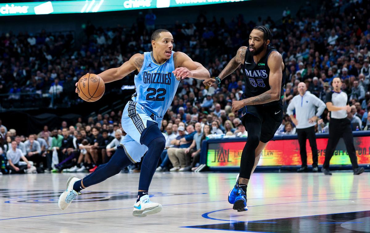 Memphis Grizzlies guard Desmond Bane (22) Dallas Mavericks forward Derrick Jones Jr. (55) | Desmond Bane (22) in Derrick Jones Jr. (55) v akciji.  | Foto Reuters