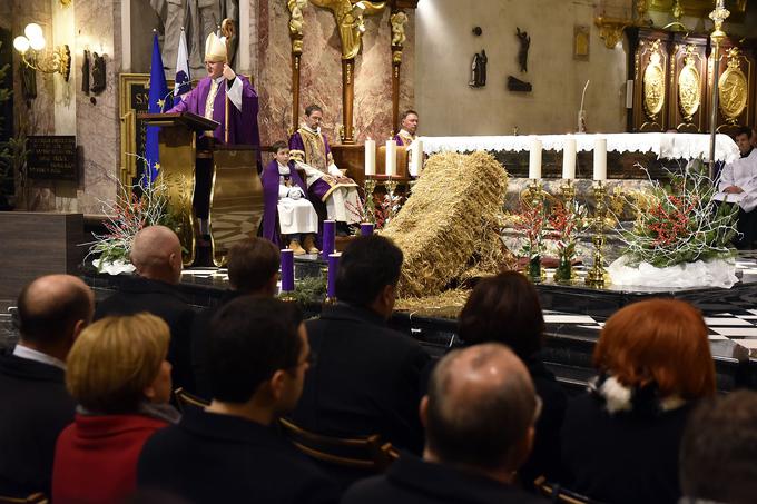 V nagovoru je nadškof Stane Zore poudaril, da je samostojnost dobrina, ki jo je bilo težko doseči, še težje pa jo bo obdržati. Boga je prosil, naj nakloni državi ponosne, odgovorne in zveste politike in državljane. | Foto: Bobo