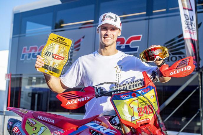 Tim Gajser zlata tablica | Tim Gajser z zlato tablico prvaka in številko 1 na svoji Hondi. | Foto Honda Racing/ShotbyBavo