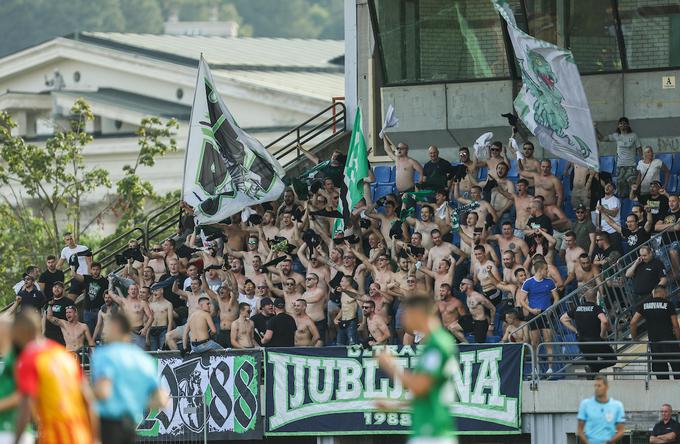 Tako so spremljali navijači Olimpije svoje ljubljence na "domači" evropski tekmi na stadionu ŽAK leta 2021, ko so zmaji premagali Birkirkaro z 1:0. V nedeljo bodo na tem stadionu spremljali derbi 6. kroga proti Celju, ki ga vodi stari znanec zeleno-belih. | Foto: Vid Ponikvar/Sportida