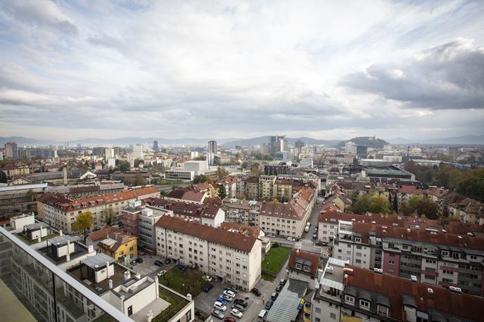 Center Bellevue. nepremičnine stanovanje stanovanja ljubljana | Štirje kupci novogradenj so mlajši od 20 let. V povprečju so za novozgrajeno stanovanje odšteli približno pol milijona evrov. Za ta denar so v povprečju dobili 166 kvadratnih metrov neto velike domove ter za 46 kvadratnih metrov parkirnih površin. Kredita za nakup ni potreboval nihče. | Foto Bojan Puhek