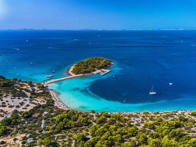 Murter se ponaša z mnogimi lepimi plažami, kot je plaža Podvrške, ki ponuja kristalno čisto vodo, popolno za plavanje, sončenje in vodne športe. | Foto: Aleksandar Gospić