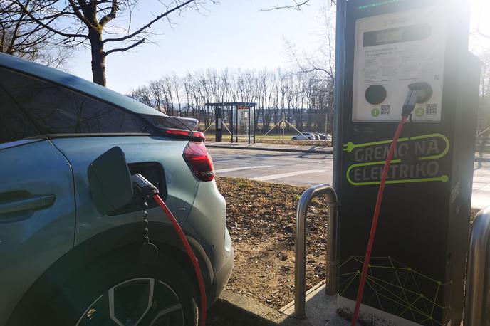 Citroen C4 električna polnilnica | Polnjenje ob ljubljanskih ulicah oziroma v sklopu sheme Gremo na elektriko se bo za nekatere uporabnike občutno podražilo. | Foto Gregor Pavšič