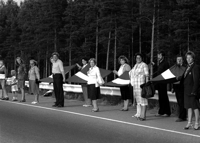 Baltske države (Litva, Latvija in Estonija) so zaradi pakta Ribbentrop-Molotov izgubile svojo neodvisnost. V prvih letih sovjetske okupacije je bilo ubitih na tisoče Litovcev, Latvijcev in Estoncev. Na deset tisoč pripadnikov teh treh narodov je bilo nasilno preseljenih v druge dele Sovjetske zveze. V drugi polovici 80. let je v takratnih baltskih republikah prihajalo do prvih protestov. Na 50. obletnico pakta Ribbentrop-Molotov, in sicer 23. avgusta 1989, so Litovci, Latvijci in Estonci sklenili človeško verigo, s katero so protestirali proti paktu in zahtevali obnovitev državnosti, ki so jo izgubili leta 1940. | Foto: Reuters