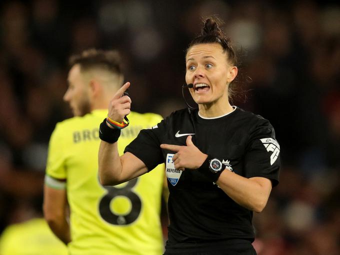 V tem krogu se je zgodovina pisala na tekmo Fulham - Burnley (0:2), kjer je bila v vlogi glavne sodnica Rebecca Welch. Postala je prva sodnica, ki je delila pravico na tekmi premier lige. | Foto: Reuters