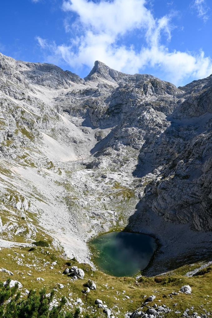 Srednje Kriško jezero in visoko nad njim špica Stenarja | Foto: Matej Podgoršek