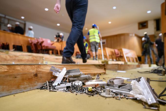 Po načrtih bo imela dvorana 90 sedežev, opremljena bo podobno kot velika dvorana. Tako bo lahko služila tudi kot rezervna dvorana za zasedanje poslancev. | Foto: STA ,