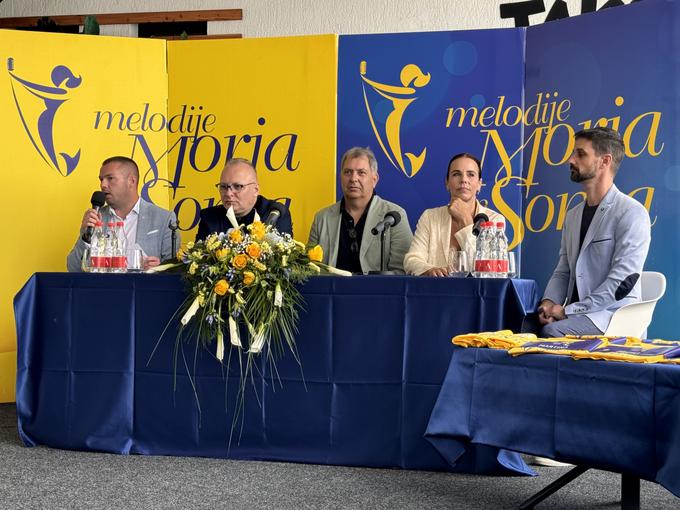 Podžupan občine Piran Christian Poletti, umetniški vodja festivala Melodije morja in sonca Andrea Flego, direktor Avditorija Portorož Borut Bažec, voditeljica festivala Lorella Flego ter vodja festivalskega banda Tomi Purič na novinarski konferenci o 43. Melodijah morja in sonca. | Foto: Matej Arh/STA