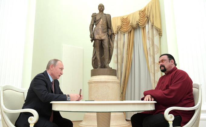 Steven Seagal in ruski predsednik Vladimir Putin novembra 2016, ko je Seagal prejel državljanstvo Rusije, Putin pa je osebno podpisal njegov potni list. Uradna Moskva je Stevena Seagala leta 2018 imenovala za posebnega konzula Rusije, čigar poslanstvo bo izboljšanje odnosov med Rusijo in ZDA in spodbujanje sodelovanja med Rusijo in ZDA na področjih humanitarne dejavnosti, kulture, umetnosti. | Foto: AP / Guliverimage