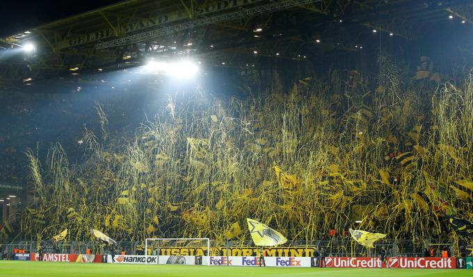 Štadion Signal Iduna Park je najbolj nogometno oblegan v Evropi. V pravkar končani sezoni si je na njem tekme Borussie povprečno ogledalo 79.496 gledalcev. Povprečno pa je tekme Budneslige obiskalo 44.646 gledalcev, kar je največ med evropskimi ligami. | Foto: Reuters