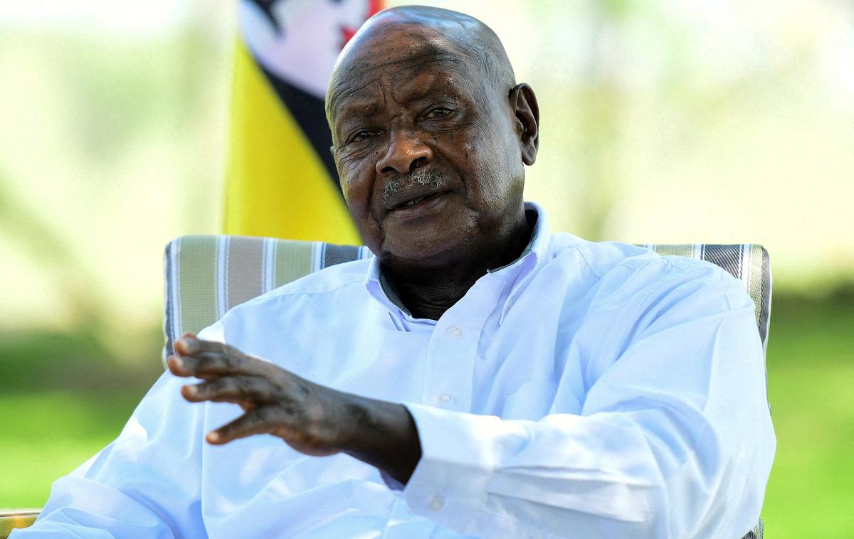 Yoweri Museveni | Poslanci pa niso upoštevali Musevenijevega priporočila, naj črtajo določbo, ki za homoseksualnost z oteženimi okoliščinami predvideva smrtno kazen. To pomeni, da bi bili lahko večkratni storilci obsojeni na smrt. Uganda po poročanju AFP sicer že več let ne izvaja smrtne kazni. | Foto Reuters