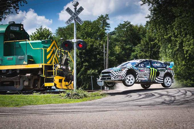 Tako za snemanje Gymkhane kot svetovno prvenstvo v relikrosu mora biti avtomobil zelo eksploziven in natančno vodljiv. Ford focus RX je nastal v sodelovanju Ford Performance iz Detroita in angleškega M-Sporta, ki že od leta 1997 skrbi za Fordov program v svetovnem reliju. | Foto: Hoonigan