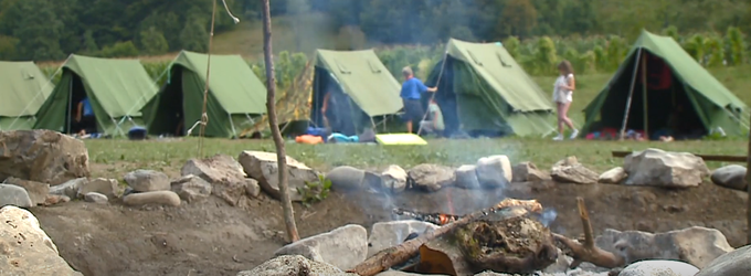 Otroci se na taboru spoznajo tudi z zdravilnimi rastlini in veščinami preživetja v naravi.  | Foto: Planet TV