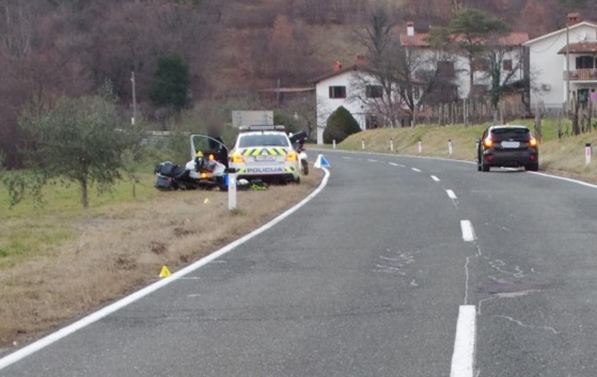 Brda nesreča motorist | Policisti Postaje prometne policije Nova Gorica bodo 44-letnega povzročitelja prometne nezgode kazensko ovadili na Okrožno državno tožilstvo v Novi Gorici zaradi suma storitve kaznivega dejanja povzročitve prometne nesreče iz malomarnosti po prvem odstavku 323. člena KZ-1. | Foto PU Nova Gorica