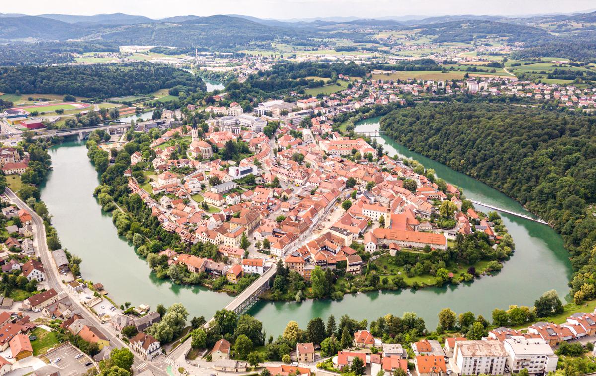 Novo mesto | Razstava prinaša predstavitev življenja in grobnega obredja. Temelji na arheoloških raziskavah novomeških prazgodovinskih grobišč Kapiteljska njiva in Mestne njive. Poudarek daje grobnim pridatkom in v manjši meri še raziskanim poselitvenim območjem na Marofu in Šancah. | Foto Shutterstock