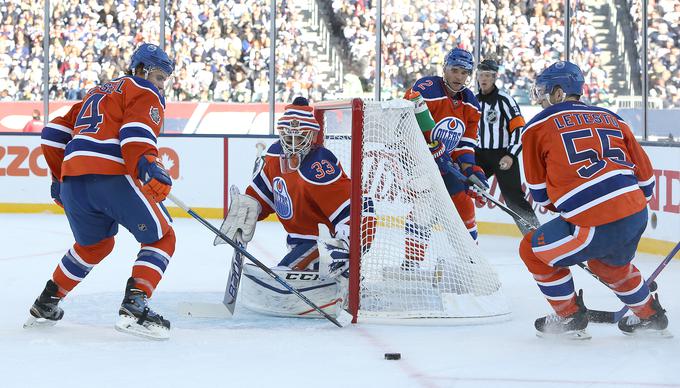 Z vratarjem Edmontona Camom Talbotom ni šale. Na klasiki je ubranil vseh 31 strelov in že 12. v karieri lige NHL ohranil mrežo nedotaknjeno. | Foto: Getty Images