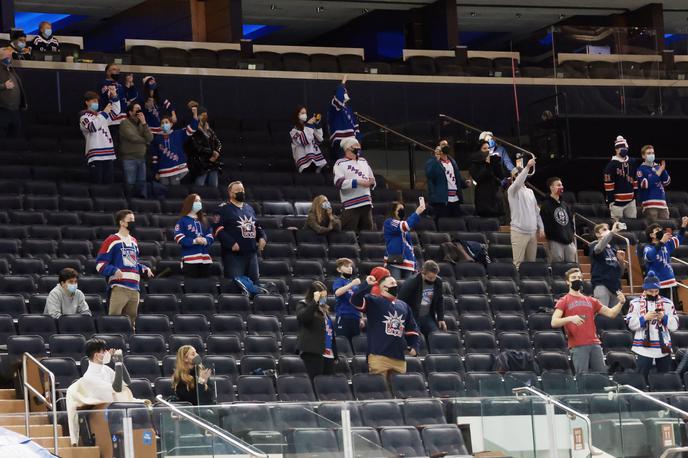 New York Rangers | Hokejisti New York Rangers so po skoraj letu dni dočakali gledalce na tribunah. Zadnji dve tekmi si je lahko ogledalo 1.800 ljubiteljev hokeja, ki pa v akciji niso videli ruskega zvezdnika Artemija Panarina. | Foto Guliverimage