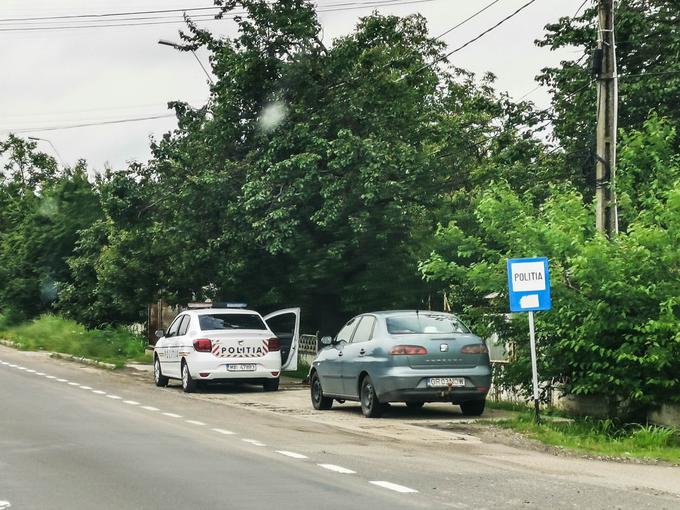 Večina avtov na cesti je od domačega proizvajalca Dacie. Tudi policisti v veliki večini sedijo v teh preprostih avtih. | Foto: Gašper Pirman