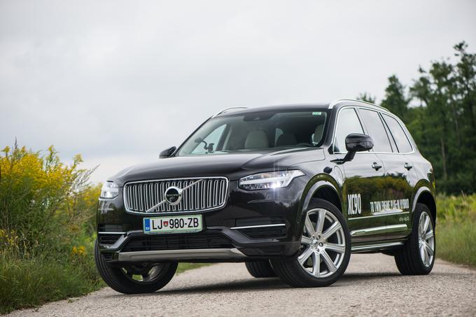 Povsem v skladu z vladnimi smernicami je tudi prestižni volvo XC90 T8. Ima dvolitrski štirivaljni bencinski motor (235 kW) in elektromotor (65 kW). | Foto: 