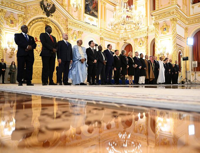 Tudi v pogovorih z nekaterimi drugimi diplomatskimi predstavniki držav Zahoda, na primer Grčije in Švedske, je Putin izrazil obžalovanje zaradi prekinitev političnih in kulturnih vezi ter upanje na ponovno oživitev odnosov, poročata francoska tiskovna agencija AFP in ruska tiskovna agencija Tass. | Foto: Reuters