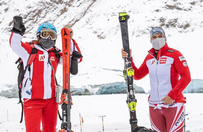 Maske kot del obvezne opreme (na fotografiji Avstrijki Manuela Riegler in Ramona Siebenhofer). | Foto: Sportida