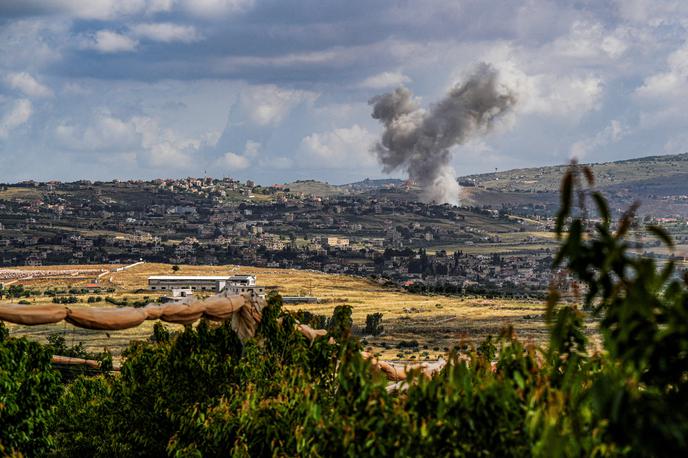 Libanon | Izraelsko topništvo naj bi obstreljevalo jug Libanona s prepovedanim strelivom z belim fosforjem, s čimer je sprožilo več požarov, ki so ogrozili tudi nekatere hiše. Gorelo je tudi v bližini položajev tamkajšnjih mirovnih sil Združenih narodov. | Foto Reuters