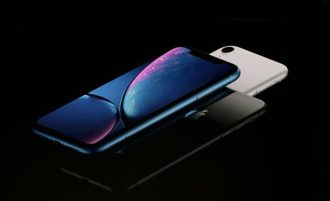 iPhone XR v različnih barvah.  | Foto: Matic Tomšič / Posnetek zaslona