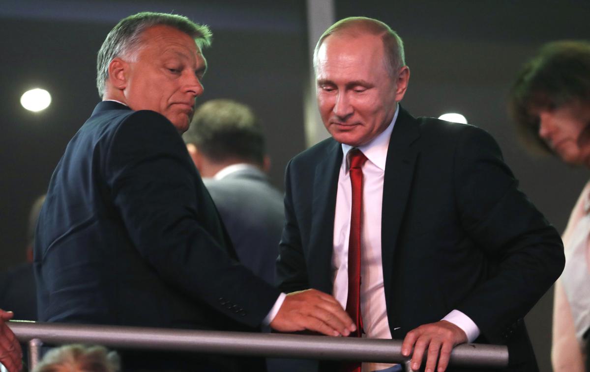 Madžarski premier in ruski predsednik | Viktor Orban in Vladimir Putin sta tesna zaveznika, zaradi česar so Orbanovi kritiki madžarskemu premierju nadeli vzdevka madžarski Putin in Putinov trojanski konj v EU. Orbanovi kritiki so prepričani, da Madžarska postaja avtoritarna država v slogu Putinove Rusije. Orban je že leta 2014 napovedal, da skuša iz Madžarske narediti neliberalno državo in kot zgleda navedel Rusijo in Kitajsko. Na fotografiji: Putin in Orban v Budimpešti leta 2018. | Foto Guliverimage