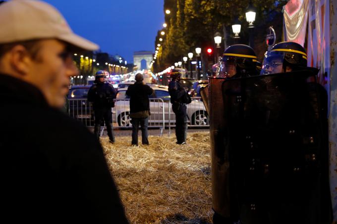 Francoski kmetje so v protestu po napovedi vlade, da bo prepovedala glifosat - in tudi preostale pesticide -, na Elizejskih poljanah prejšnji teden ustvarili senik. | Foto: Reuters