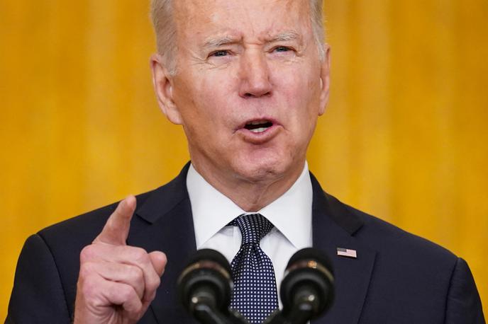 Biden | Biden je sicer dejal tudi, da "diplomatska pot še vedno obstaja" in da naj bi podrobnosti danes predstavil ameriški državni sekretar Antony Blinken, ko bo nagovoril Varnostni svet Združenih narodov. Predsednik ZDA je ob tem dejal še, da Putina ne namerava poklicati po telefonu. | Foto Reuters