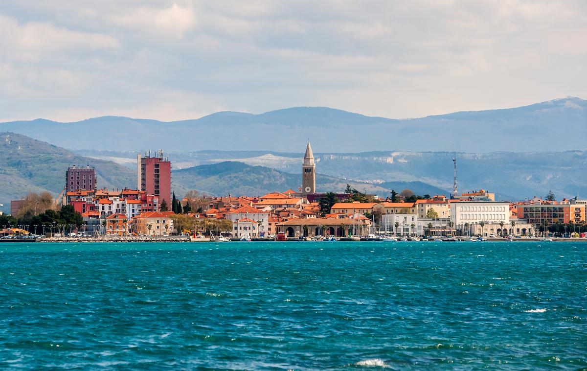 Koper | V najhujšem obravnavanem primeru bi v Sloveniji ostalo pod vodo 1.200 hektarjev površin, od tega največ v okolici Sečovelj, na primer celotne soline in letališče. Morje bi zalilo tudi koprsko Bonifiko in nižje ležeče dele Izole. | Foto Shutterstock