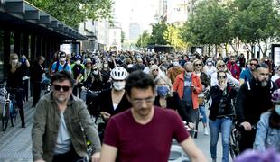 Na protestih v Ljubljani pridržali enega od protestnikov #foto #video