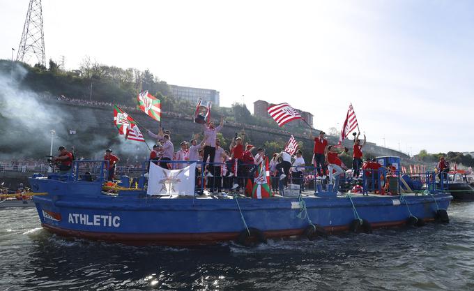 Nogometaše so "naložili" kar na tako imenovano baržo. | Foto: Reuters