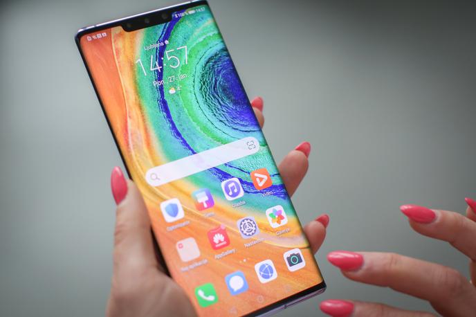 Huawei Mate 30 PRO | Pametni telefoni serije Huawei Mate 30 (na sliki Pro) so bili prvi, ki niso smeli imeti Googlovega programja - a (bolj ali manj uspešnih) nadomestnih rešitev in premostitev je vedno več. | Foto Bojan Puhek