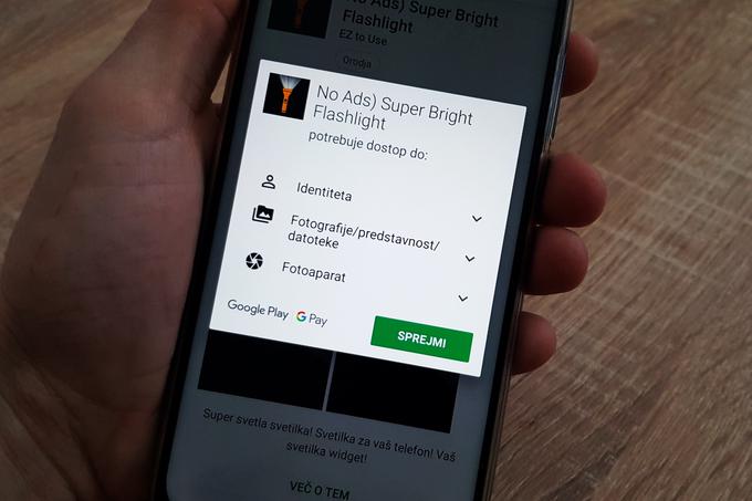 Trgovina Google Play uporabnika pred namestitvijo načeloma opozori, kadar aplikacija določene vrste zahteva več dovoljenj, kot je potrebno. Pametno je, da opozorilo temeljito preverite. | Foto: Matic Tomšič